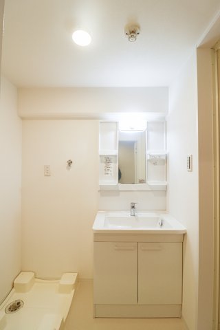 【Re Dream】ラポー桂の独立洗面台|収納付きミラーとすっきりした洗面台で、毎日の身支度も快適。清潔感のある空間が朝の時間を心地よくします。

室内（2026年2月）撮影