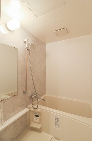 【Re Dream】ラポー桂の浴室|落ち着いた色味でまとめた清潔感のある浴室。ゆったり浸かれる浴槽で、一日の疲れを癒せます！

室内（2026年2月）撮影