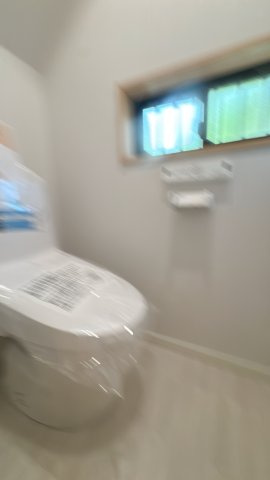 【トイレ】 | 太宰府市青葉台４丁目　中古一戸建☆仲介手数料無料☆ | 1階トイレはリフォーム済みで、温水洗浄便座付きの清潔な空間。窓から自然光と風を取り込めるため、明るく爽やかに使える快適なトイレです。