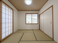 【和室】 | 太宰府市青葉台４丁目　中古一戸建☆仲介手数料無料☆ | リビング横の4.5畳和室は、押し入れ収納付きで使い勝手も良好。二面採光で明るく、客間としてはもちろん、畳の心地よさを感じながら休日のお昼寝やリラックスタイムを楽しめる癒しの空間です。