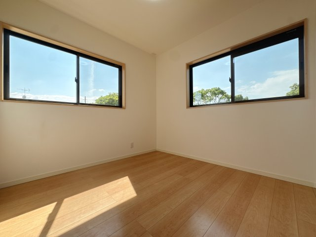 【洋室】 | 太宰府市青葉台４丁目　中古一戸建☆仲介手数料無料☆ | 2階洋室は、角部屋ならではの二面採光が魅力。複数の窓から明るい日差しが差し込み、開放感のある心地よい空間に仕上がっています。