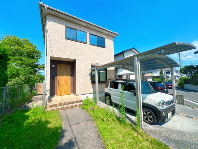 【外観】 | 太宰府市青葉台４丁目　中古一戸建☆仲介手数料無料☆ | 5LDK・110.96㎡のゆとりある住まい。2階建てならではの暮らしやすい間取りに加え、駐車場も確保。ご家族それぞれの個室や収納、趣味の空間など、多彩な暮らし方に対応できる中古戸建です。