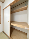 【収納】 | 太宰府市青葉台４丁目　中古一戸建☆仲介手数料無料☆ | 1階和室には大容量の押し入れを完備。来客用の布団や季節の寝具など、かさばりやすい荷物もしっかり収納できる便利なスペースです。