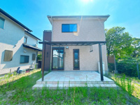 【外観】 | 太宰府市青葉台４丁目　中古一戸建☆仲介手数料無料☆ | 敷地の奥にはゆとりあるお庭スペースを確保。ダイニングからつながる屋根付きテラスでは洗濯物も干せ、急な雨にも対応しやすく安心。屋外での時間を楽しみながら、家事にも活用できる便利なスペースです。