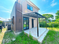 【外観】 | 太宰府市青葉台４丁目　中古一戸建☆仲介手数料無料☆ | 敷地の奥には広々としたお庭とテラススペースを確保。テラスでお茶を楽しんだり、ゆったりとしたリラックスタイムを過ごしたり、土の部分ではガーデニングを楽しんだりと、暮らしに合わせて多彩に活用できます。