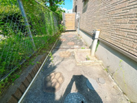 【庭】 | 太宰府市青葉台４丁目　中古一戸建☆仲介手数料無料☆ | 敷地内のお庭には便利な屋外水栓を設置。ガーデニングの水やりはもちろん、洗車やお庭のお手入れなど、屋外でのさまざまな用途に活用できます。