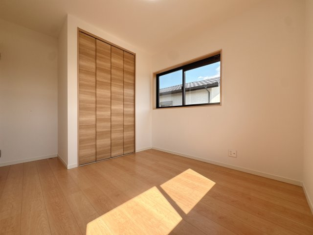 【洋室】 | 太宰府市青葉台４丁目　中古一戸建☆仲介手数料無料☆ | 2階5畳洋室にはクローゼットを完備。木目が印象的な扉が温かみのあるおしゃれな空間を演出します。子ども部屋や書斎、趣味室など、用途に合わせて活用できる一室です。
