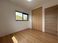 【洋室】 | 太宰府市青葉台４丁目　中古一戸建☆仲介手数料無料☆ | 4.5畳の洋室は、二面採光で明るく開放的な空間。クローゼット収納も備え、子ども部屋や書斎、趣味室など、暮らしに合わせて多用途に活用できます。