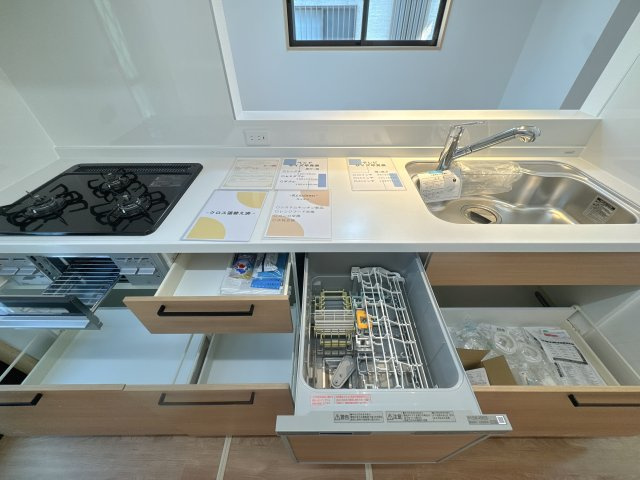 【キッチン】 | 太宰府市青葉台４丁目　中古一戸建☆仲介手数料無料☆ | キッチンの作業台下には大容量の引き出し収納を完備。調理器具やキッチン用品などをたっぷり収納でき、必要なものを整理整頓しながら、すっきり使いやすいキッチンを保てます。