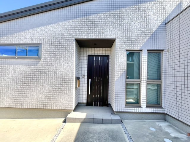 【中古戸建】伊勢崎市北千木町の玄関|■玄関｜屋根付きの玄関になっています。雨が降っている時も安心のドアになっています＾＾