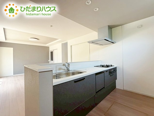 郡山市片平町1期　新築戸建のキッチン|家族でのコミュニケーションがとれる対面型システムキッチン。横一列にシンクとコンロをまとめたシンプルな形です。動きやすさとスタイリッシュなデザインが魅力。