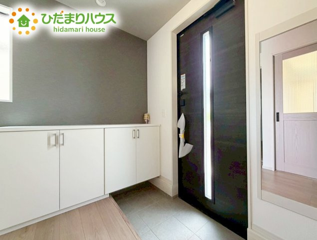 郡山市片平町1期　新築戸建の玄関|鍵や小物類を置けるスペースが確保できるため、散らかりがちな玄関をすっきりと保てます。