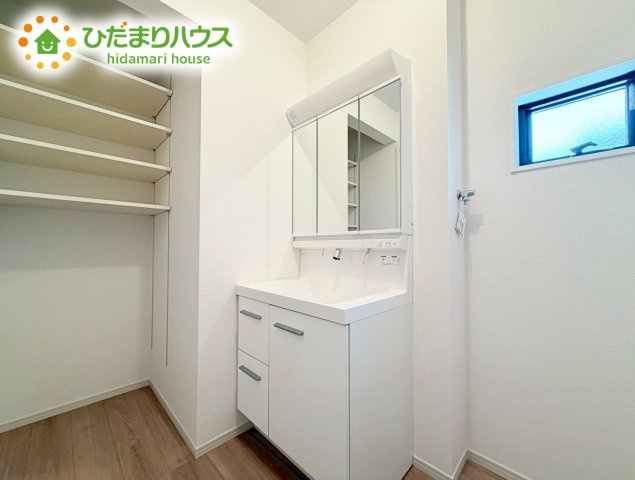郡山市片平町1期　新築戸建の独立洗面台|大きな三面鏡の独立洗面。鏡の後ろは収納となっているのでスッキリと整理できます！