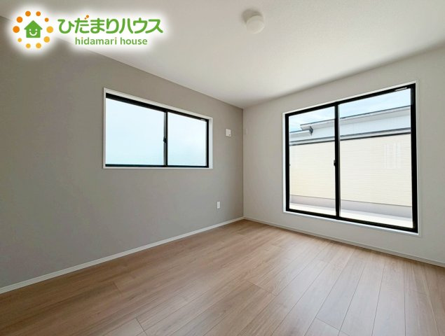 郡山市片平町1期　新築戸建の寝室|主寝室は広々していて安らげる空間に。大きな窓から光が差し込み、朝の目覚めも良さそう♪