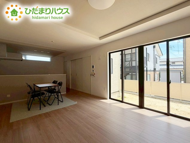 郡山市片平町1期　新築戸建の居間・リビング|大きな窓から差し込む光でいっぱいのリビング　休日もつい家にいる時間が長くなりそうです