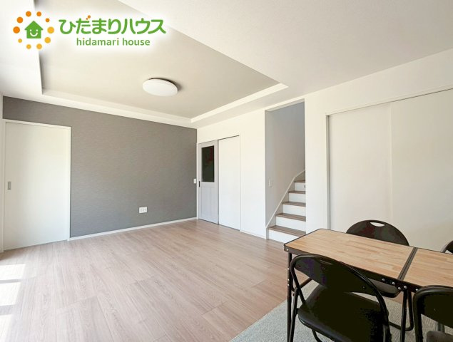 郡山市片平町1期　新築戸建の居間・リビング|奥行き感あるLDK。一体の空間ながらほどよい距離を保ち、家族がおもいおもいに好きな場所で寛げます。