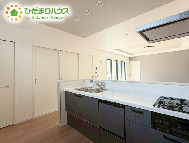 郡山市片平町1期　新築戸建のキッチン|料理をしながらでも、ご家族との会話を楽しめる対面式キッチン♪