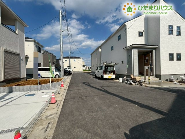 鴻巣市松原3期　新築戸建　リーブル02の前面道路含む現地写真