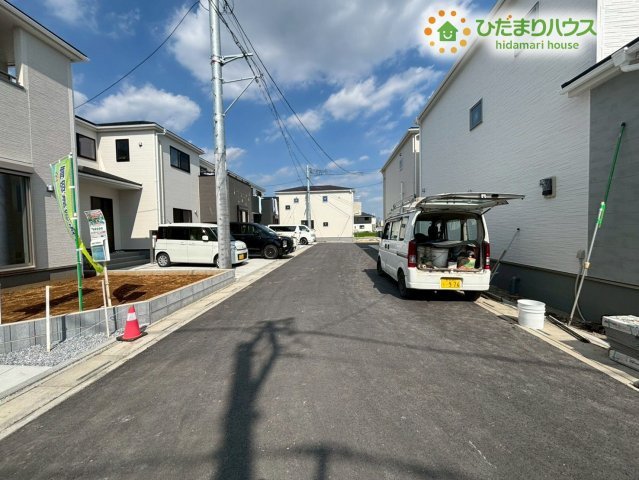 鴻巣市松原3期　新築戸建　リーブル01の前面道路含む現地写真