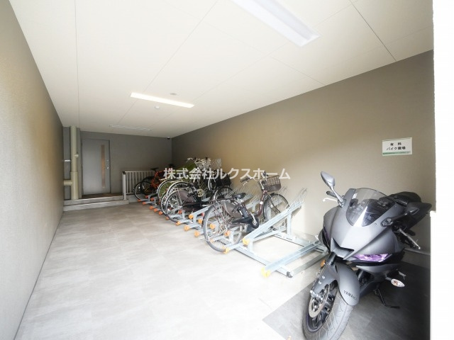 Storia茨木新庄の駐車場|車をお持ちの方に嬉しい駐車場付きの物件です