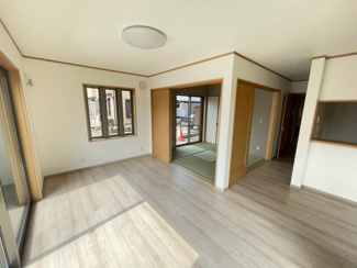 【居間・リビング】 | 千葉市緑区平山町　中古戸建　JR外房線「鎌取駅」 | 二面採光で陽光がたっぷり降り注ぐ、明るく開放的なLDK。隣接する和室の扉を開放すれば、より広々とした一体感のある大空間が広がります。ご家族が自然と集まり、ゆったりと寛げる心地よい住空間です。