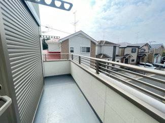 【バルコニー】 | 千葉市緑区平山町　中古戸建　JR外房線「鎌取駅」 | たっぷりの陽光が差し込むワイドバルコニー。横幅にゆとりがあり、家族全員の洗濯物や布団も一度に干せる広さが魅力です。前面に遮るものがなく視界が開けているため、毎日のお洗濯も気持ちよくこなせます。