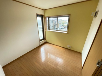 【洋室】 | 千葉市緑区平山町　中古戸建　JR外房線「鎌取駅」 | 優しいイエローのアクセントクロスが空間を彩る、明るい洋室です。二面採光で風通しも良く、陽光がたっぷり降り注ぎます。毎朝気持ちよく目覚められるような、温かみのある心地よい住空間です。