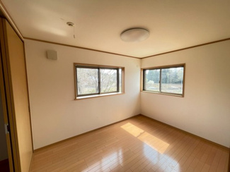 【洋室】 | 千葉市緑区平山町　中古戸建　JR外房線「鎌取駅」 | 二面の窓から豊かな緑を望む、開放感あふれる洋室です。陽光がフローリングに心地よく差し込み、お部屋全体を明るく演出します。四季折々の景色を楽しみながら、心からリラックスできるプライベート空間です。