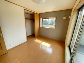【洋室】 | 千葉市緑区平山町　中古戸建　JR外房線「鎌取駅」 | 衣類を整理しやすいハンガーパイプ付きのクローゼットを完備。お部屋を広く使える機能的な設計です。二面採光で明るく、バルコニーへも直接出られるため、風通しの良い快適なプライベート空間を実現しています。