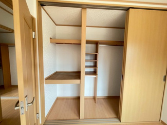 【収納】 | 千葉市緑区平山町　中古戸建　JR外房線「鎌取駅」 | 内部を効率よく活用できる機能的なシステム収納。ハンガーパイプや可動棚、中段の棚など、衣類から小物まで整理整頓しやすい設計です。奥行きもしっかり確保されているため、季節物もすっきりと収まります。