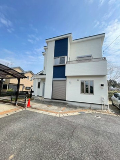 【外観】 | 千葉市緑区平山町　中古戸建　JR外房線「鎌取駅」 | 白とネイビーのコントラストが洗練された印象を与える、モダンな外観の一戸建て。前面道路が広く、お車の出し入れもスムーズです。青空に映えるスタイリッシュな佇まいが、日々の暮らしに特別感を添えてくれます。