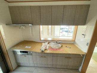 【キッチン】 | 千葉市緑区平山町　中古戸建　JR外房線「鎌取駅」 | 上下段にたっぷりと収納を備えたシステムキッチン。散らかりがちな調理器具もすっきり片付きます。対面式でリビングまで視線が届き、お料理中もご家族との会話を楽しめる、開放的で使い勝手の良い設計です。