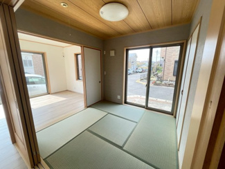 【和室】 | 千葉市緑区平山町　中古戸建　JR外房線「鎌取駅」 | リビングと隣接した開放的な和室。扉を開ければ一体感のある大空間として、閉めれば独立した客間としてフレキシブルに使えます。窓からの日当たりも良く、お子様の遊び場や家事スペースにも最適な空間です。