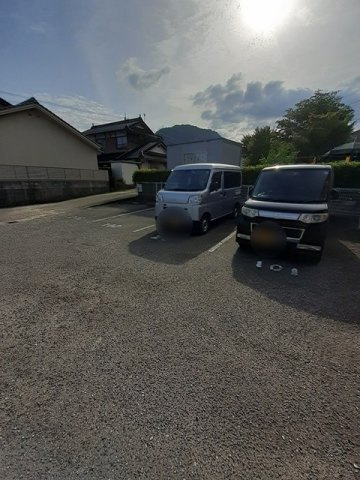 クレストール亀山の駐車場|駐車場に車を止められます