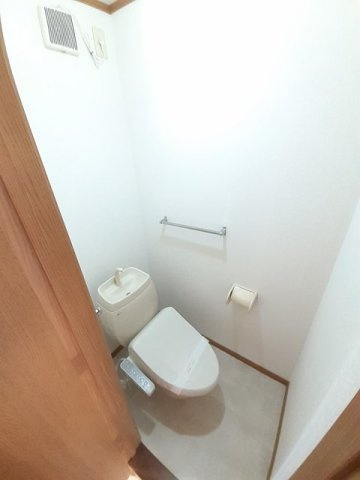 クレストール亀山のトイレ|清潔感のあるトイレです