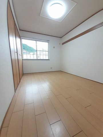 クレストール亀山の内装|明るい室内です