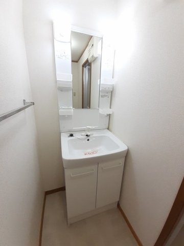 クレストール亀山の洗面所|明るい洗面所です