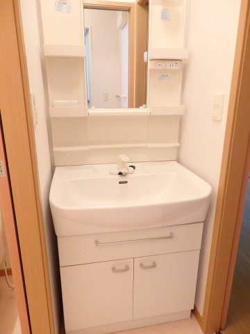 サニーレジデンスの洗面所|明るい洗面所です