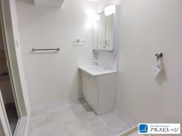 ダイアパレス川越新河岸の独立洗面台|3面鏡付き化粧洗面台