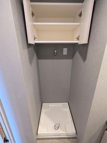 THE LIONS forsia文京湯島の設備|トイレと独立した洗面脱衣室の洗濯機置場は排水口のお手入れしやすい様に手前中央に配置しています