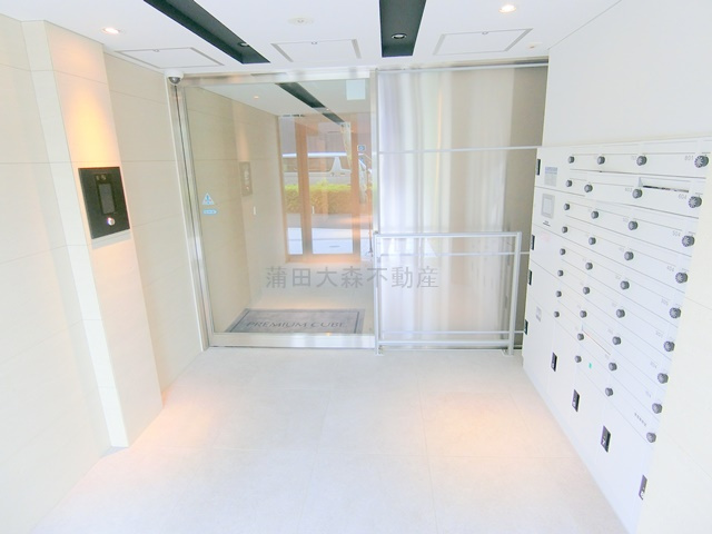 PREMIUM　CUBE大森TORISのエントランス|防犯カメラTVモニター付オートロック宅配BOXメールBOX管理人室