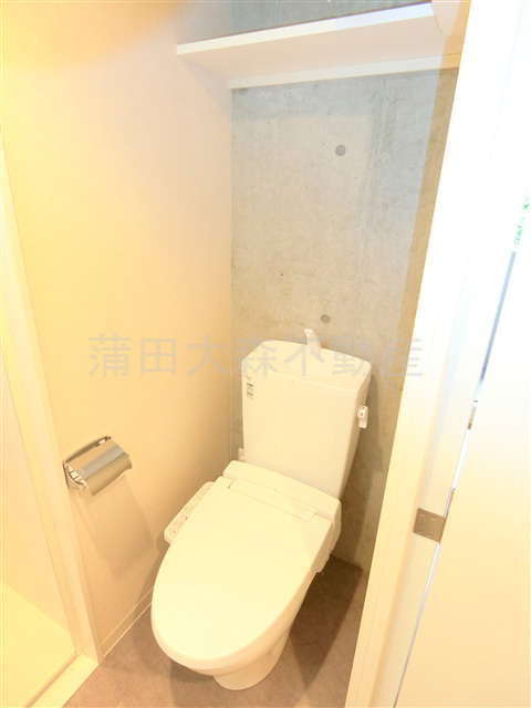 ロータス平和島Eastイーストのトイレ|棚と温水洗浄便座付きのトイレ