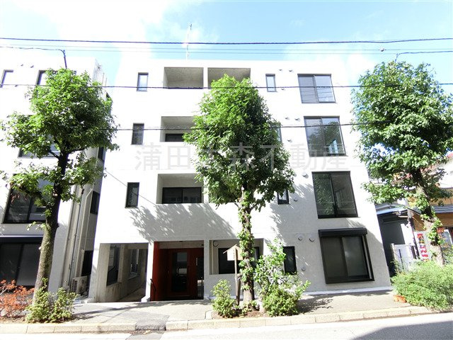 ロータス平和島Eastイーストの外観|2021年6月築　RC鉄筋コンクリート造地上4階建て総戸数14戸インターネット無料！
東京都大田区大森東1丁目　京浜急行本線平和島駅徒歩6分、大森町駅徒歩10分