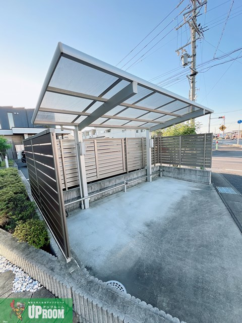 スクエアコートの駐車場