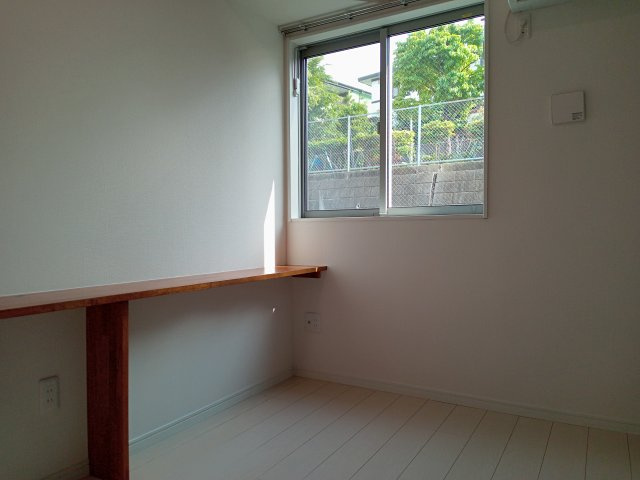 川崎市多摩区栗谷３丁目のアパートの居間・リビング