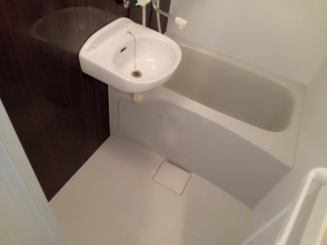 川崎市多摩区栗谷３丁目のアパートの浴室