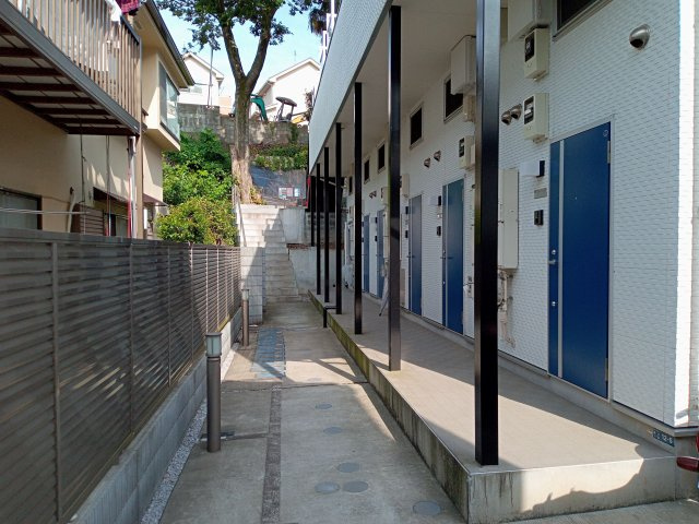 川崎市多摩区栗谷３丁目のアパートのエントランス