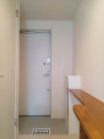 川崎市多摩区栗谷３丁目のアパートの玄関