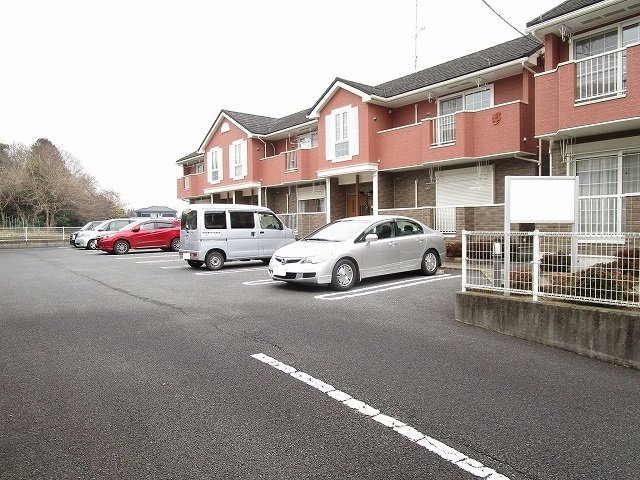 ラフィーネ緑岡Ａの駐車場|車をお持ちの方に嬉しい駐車場付きの物件です
