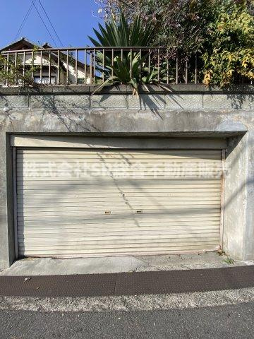 上六万寺町中古戸建の駐車場|お車をお持ちの方には必要な駐車場はシャッター付き車庫（車種による）です！大事なお車を雨風から守れます！